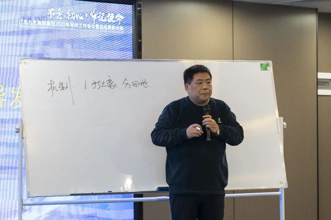 藝幫管委會領(lǐng)導(dǎo)黃平發(fā)言