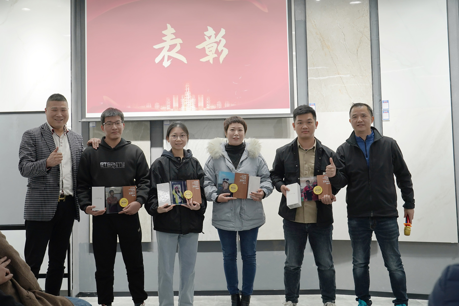 營銷及新媒體部門優(yōu)秀員工與領(lǐng)導(dǎo)合影留念